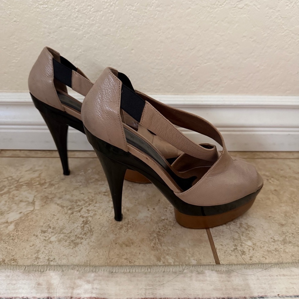 Marni leather T-strap platform pumps neutral and black color block - Picture 6 of 11